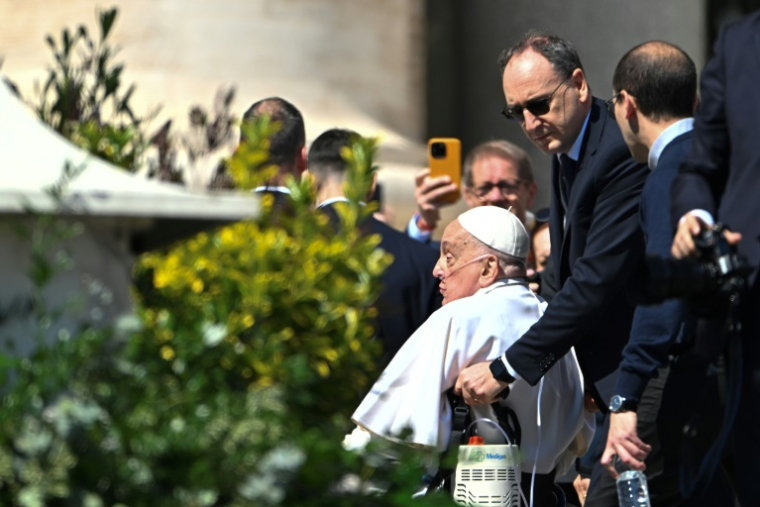 Le pape François, en fauteuil roulant, lors d'une apparition surprise à la fin d'une messe pour les malades et les travailleurs de la santé, place Saint-Pierre, au Vatican, le 6 avril 2025 ( AFP / Alberto PIZZOLI )