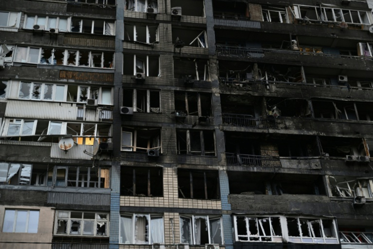 Un immeuble touché par une attaque de drones russes dans la capitale ukrainienne Kiev, le 10 octobre 2025 ( AFP / Genya SAVILOV )