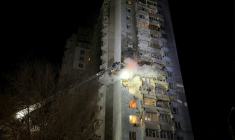 Des pompiers ukrainiens éteignent un incendie dans un immeuble résidentiel causé par une frappe russe sur Zaporijjia dans le sud de l'Ukraine le 24 mars 2026 ( AFP / Darya NAZAROVA )