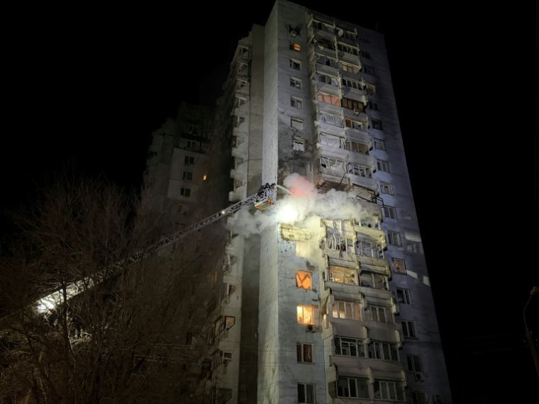 Des pompiers ukrainiens éteignent un incendie dans un immeuble résidentiel causé par une frappe russe sur Zaporijjia dans le sud de l'Ukraine le 24 mars 2026 ( AFP / Darya NAZAROVA )
