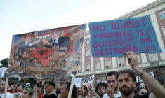 Manifestation contre la construction d'un complexe hôtelier de luxe associé au nom du gendre de Donald Trump, Jared Kushner, dans une zone naturelle protégée, le 3 juin 2026 à Tirana, en Albanie ( AFP / STRINGER )