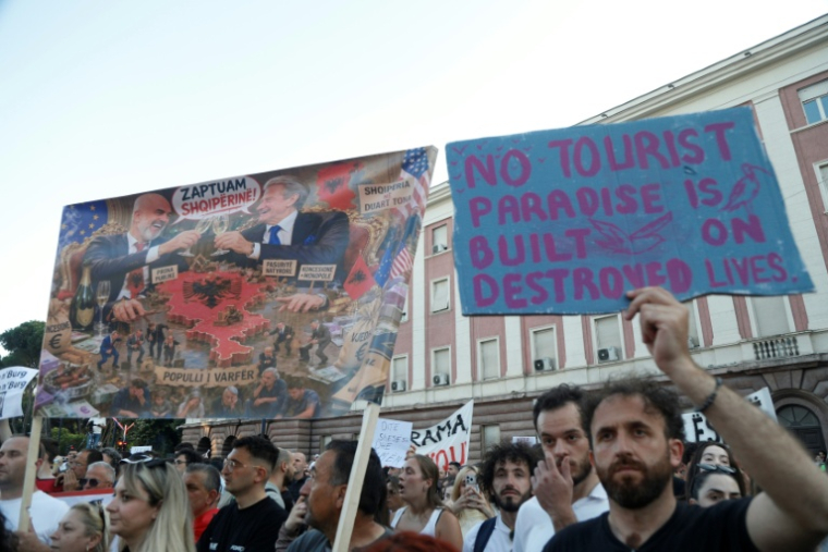 Des manifestants protestent, devant le bureau du Premier ministre albanais, contre la construction d’un complexe hôtelier de luxe près d’une zone naturelle protégée, à Tirana, le 2 juin 2026 ( AFP / STRINGER )
