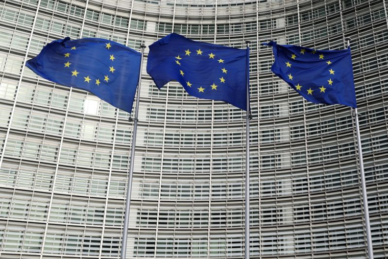 Les drapeaux de l'UE flottent devant la Commission européenne à Bruxelles