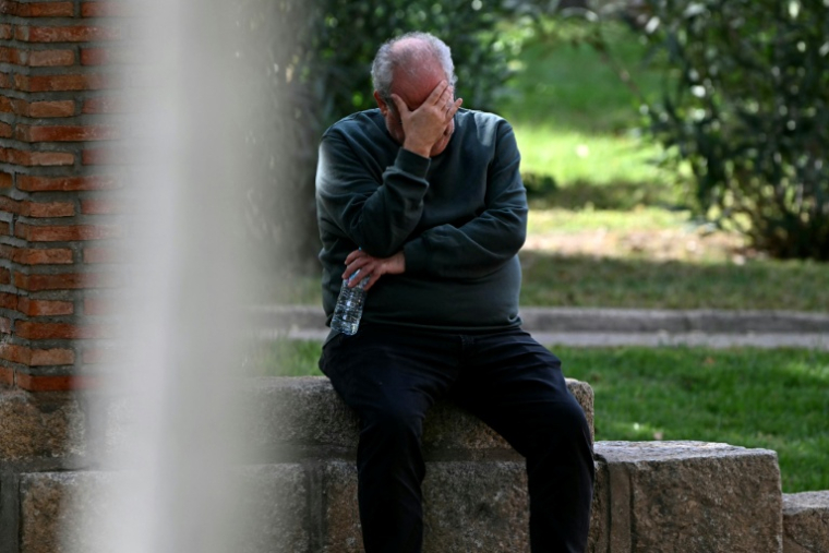Un homme contient son émotion à l'Evêché de Tolède (Espagne) où les proches de passagers de la catastrophe ferroviaire de la ligne Madrid-Séville attendent des informations, le 30 octobre 2026 ( AFP / Javier SORIANO )