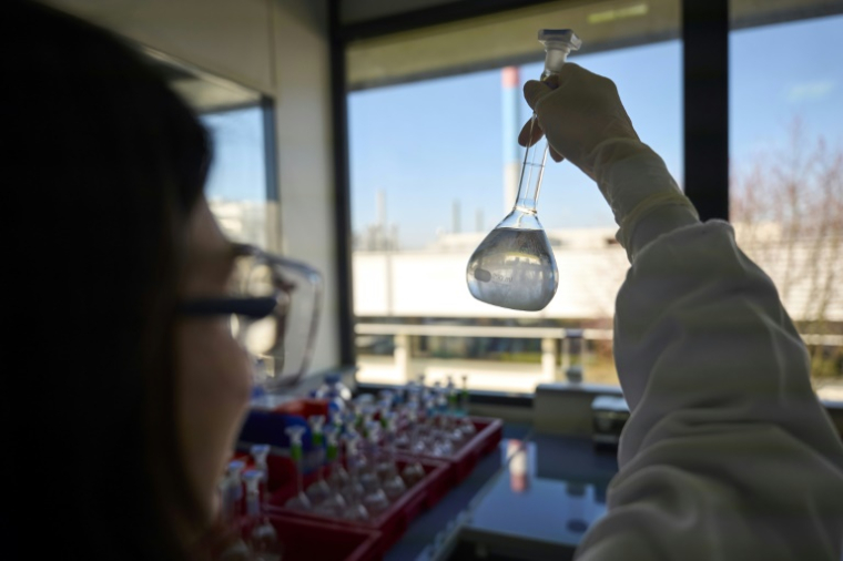 Une technicienne procède à des analyses dans le laboratoire central d'analyse des contrefaçons de Sanofi, le 18 mars 2025 à Tours ( AFP / GUILLAUME SOUVANT )