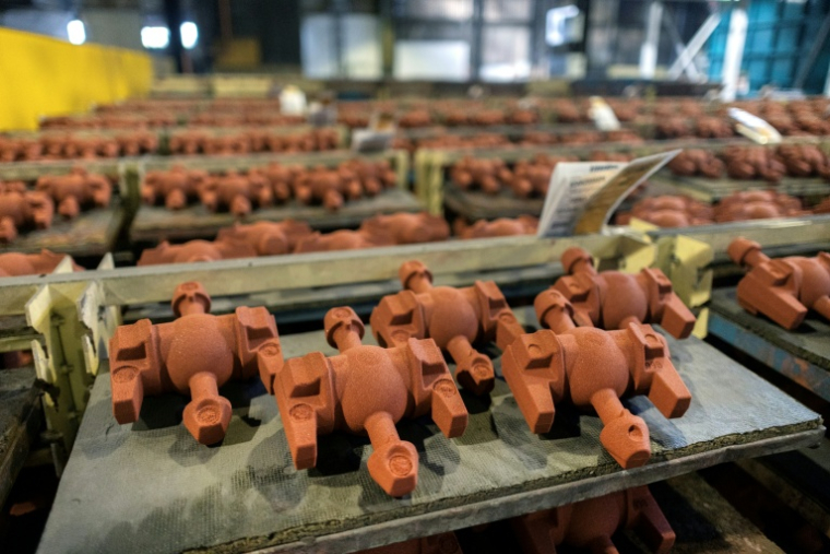 Des composants mécaniques sur la ligne de production de la Fonderie de Bretagne, à Caudan (Morbihan), le 14 mai 2025 ( AFP / Fred TANNEAU )
