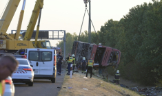 Sur le site d'un accident de car meurtrier en Hongrie, près de Mezokeresztes, le 16 août 2026 ( MTI / Zoltan MATHE )