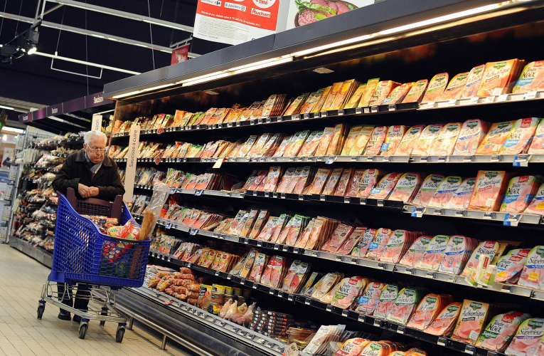 La CLCV enjoint les consommateurs de changer leurs pratiques ( AFP / REMY GABALDA )