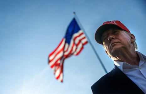 Donald Trump s'exprime devant les médias dans les jardins de la Maison Blanche, le 1er juillet 2025 ( AFP / Jim WATSON )