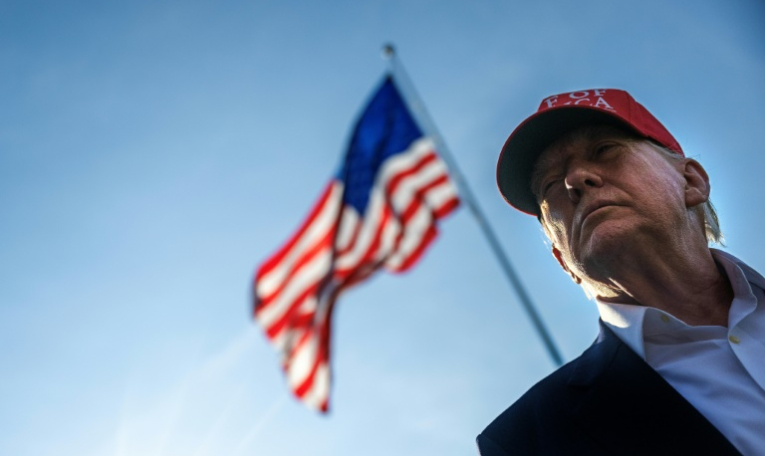 Donald Trump s'exprime devant les médias dans les jardins de la Maison Blanche, le 1er juillet 2025 ( AFP / Jim WATSON )