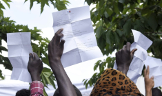 Les arnaques visant les étrangers, perdus dans leur démarches administratives pour régulariser leur situation, prospèrent sans être inquiétées ( AFP / SEBASTIEN SALOM GOMIS )