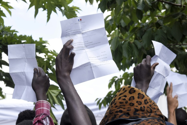 Les arnaques visant les étrangers, perdus dans leur démarches administratives pour régulariser leur situation, prospèrent sans être inquiétées ( AFP / SEBASTIEN SALOM GOMIS )