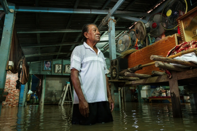 Sommai Kitklin dans sa maison inondée dans la province d'Ayutthaya, le 7octobre 2026 en Thaïlande ( AFP / Chanakarn LAOSARAKHAM )