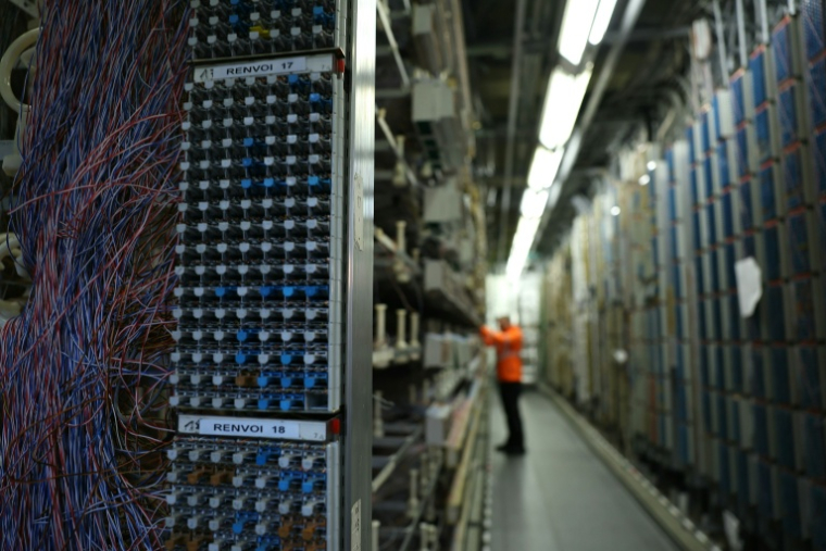 Photographie montrant un nœud de réseau à haut débit ADSL composé de fils de cuivre, dans une usine de la société française de télécommunications Orange à Guyancourt (France), à l'ouest de Paris, le 28 janvier 2025 ( AFP / Thomas SAMSON )