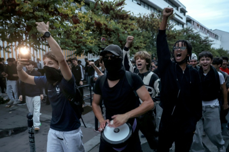 Des lycéens manifestent à Bordeaux devant le lycée Gustave-Eiffel le 1er octobre 2026 ( AFP / ROMAIN PERROCHEAU )