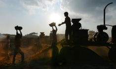 Des enfants travaillant à East Jaintia Hills, en Inde, le 30 janvier 2013. ( AFP / ROBERTO SCHMIDT )