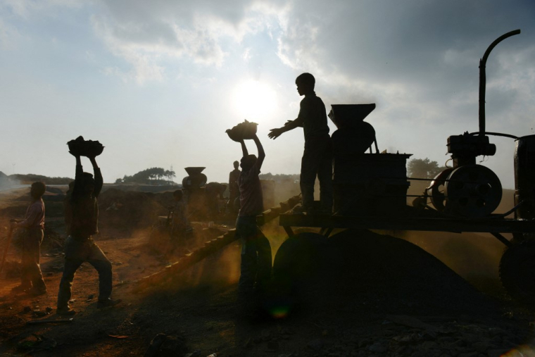 Des enfants travaillant à East Jaintia Hills, en Inde, le 30 janvier 2013. ( AFP / ROBERTO SCHMIDT )