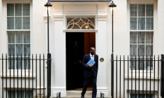 Le chancelier de l'Échiquier britannique, Kwasi Kwarteng, devant Downing Street à Londres