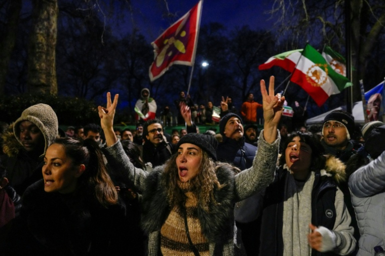 Des manifestants hostiles au pouvoir iranien devant l'ambassade d'Iran à Londres, le 10 janvier 2026 ( AFP / CARLOS JASSO )