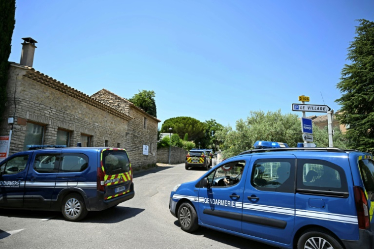 Des gendarmes bouclent un périmètre à Goult, dans le Vaucluse, où deux personnes sont mortes et trois autres gravement blessées après des tirs lors d'un mariage, le 22 juin 2025 ( AFP / Gabriel BOUYS )