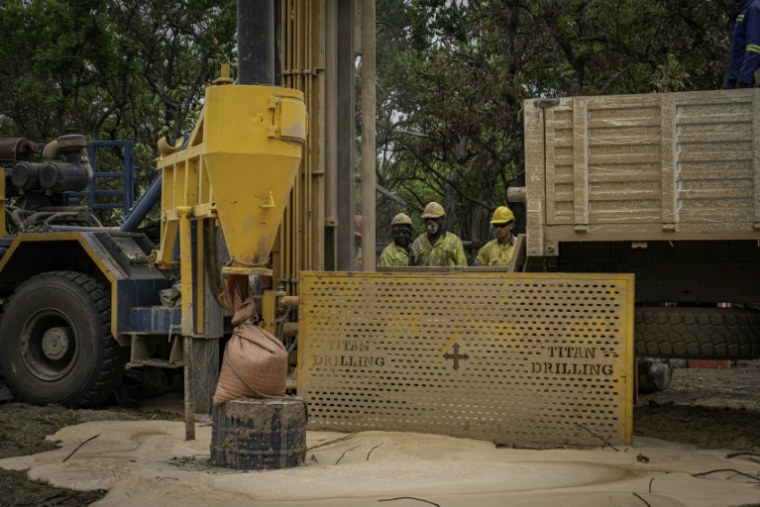 Des employés de KoBold Metals sur un site d'exploration de lithium à Manono, dans le sud-est de la RDC, le 9 septembre 2026 ( AFP / GLODY MURHABAZI )