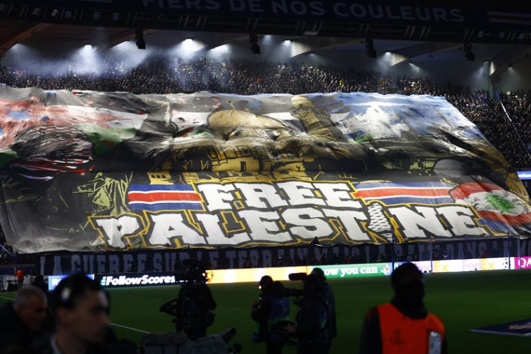 Une banderole de soutien à la Palestine dans les tribunes du Parc des Princes