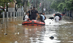 Des membres du Fonds d'intervention d'urgence de l'État (SDRF) portent secours des habitants d'une zone inondée à la suite de fortes pluies de mousson à Guwahati, dans l'Assam, en Inde, le 4 août 2026. ( AFP / Biju BORO )
