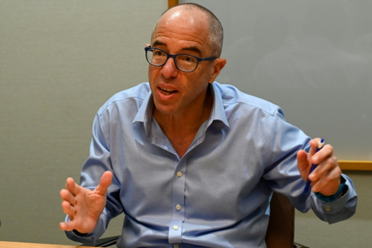 Shmuel Yoskovitz, directeur général de l'armateur Express Feeders, lors d'un entretien avec l'AFP à Singapour le 22 septembre 2025 ( AFP / Roslan RAHMAN )