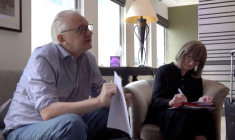 Le fondateur de WikiLeaks, Julian Assange, tient un document dans un lieu indiqué comme étant Londres