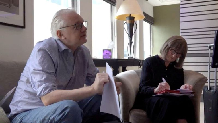 Le fondateur de WikiLeaks, Julian Assange, tient un document dans un lieu indiqué comme étant Londres