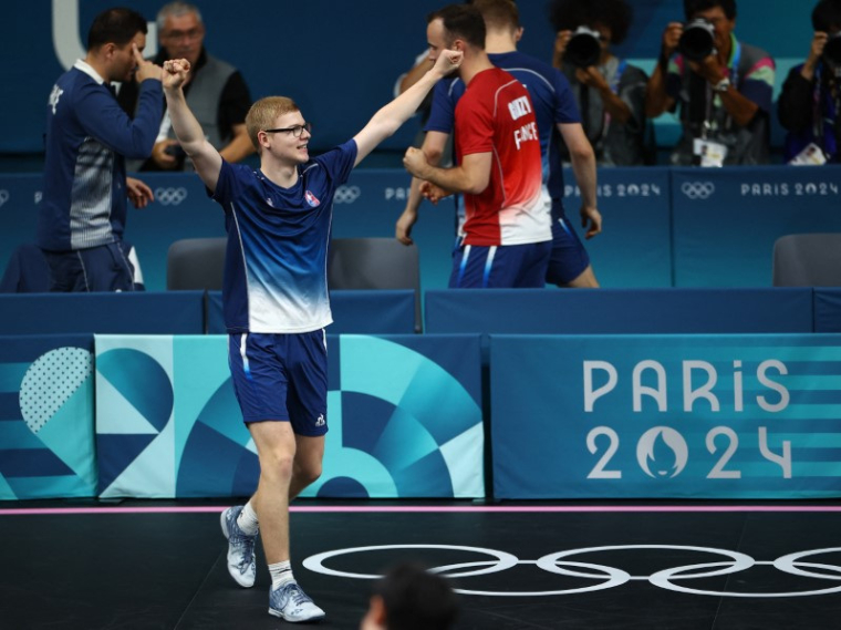 Felix Lebrun réagit après avoir remporté son match pour la médaille de bronze contre Tomokazu Harimoto aux JO