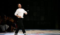 Matthieu Blazy après le défilé Bottega Veneta à la fashion week de Milan le 23 septembre 2023 ( AFP / GABRIEL BOUYS )