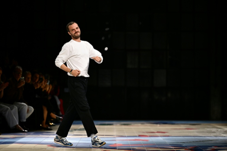 Matthieu Blazy après le défilé Bottega Veneta à la fashion week de Milan le 23 septembre 2023 ( AFP / GABRIEL BOUYS )