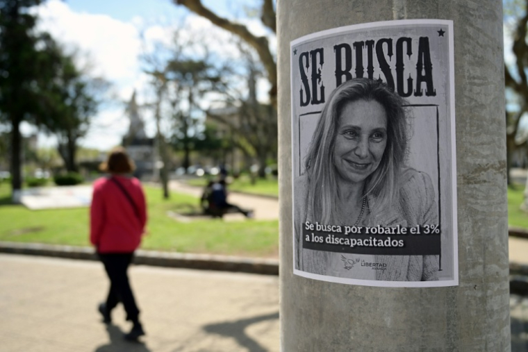 Une affiche "Wanted" représentant la secrétaire générale de la présidence argentine, Karina Milei, à San Andres de Giles, en Argentine, le 24 septembre 2025 ( AFP / JUAN MABROMATA )