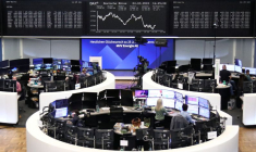 Le graphique de l'indice allemand des prix des actions DAX est photographié à la bourse de Francfort