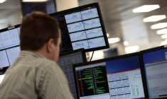 Un trader travaille en salle des marchés de l'indice IG