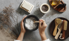 Des ateliers permettent d’apprendre à fabriquer ses meubles ou encore ses cosmétiques. ( crédit photo : Getty Images )