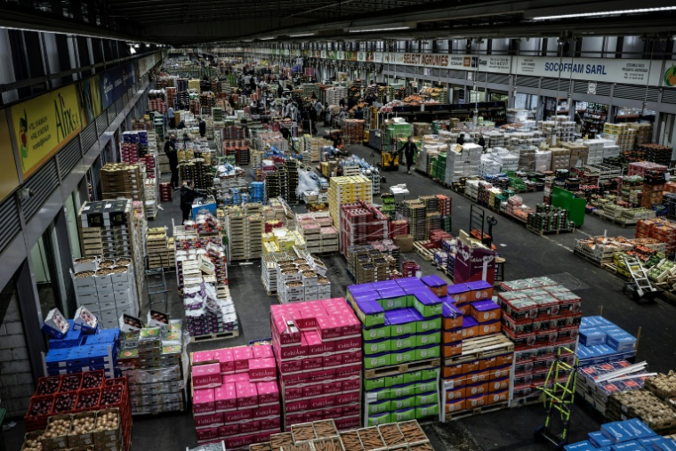 Le pavillon des fruits et légumes du Marché international de Rungis, à Rungis dans le Val-de-Marne au sud de Paris, le 10 décembre 2025. ( AFP / STEPHANE DE SAKUTIN )