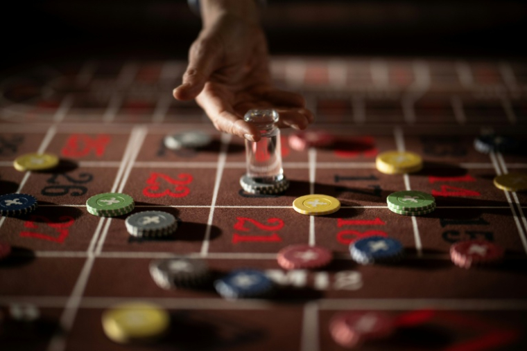 Une table de jeux dans une casino, à Enghien-les-Bains (Val-d'Oise), le 12 mars 2026 ( AFP / JULIEN DE ROSA )