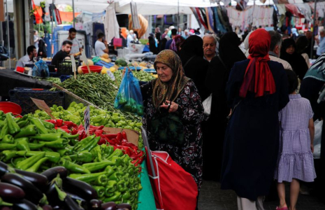 Des personnes font des achats sur un marché de produits frais à Istanbul