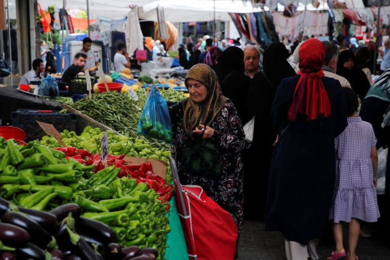 Des personnes font des achats sur un marché de produits frais à Istanbul