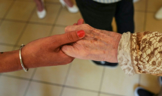 A l'heure où le tsunami démographique se rapproche -le nombre de Français de 75 à 84 ans va augmenter de 50% entre 2020 et 2030- les accompagnants de personnes âgées font figure de perles rares ( AFP / VALERY HACHE )