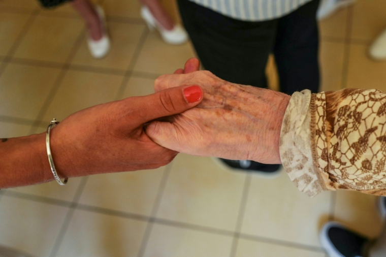 A l'heure où le tsunami démographique se rapproche -le nombre de Français de 75 à 84 ans va augmenter de 50% entre 2020 et 2030- les accompagnants de personnes âgées font figure de perles rares ( AFP / VALERY HACHE )