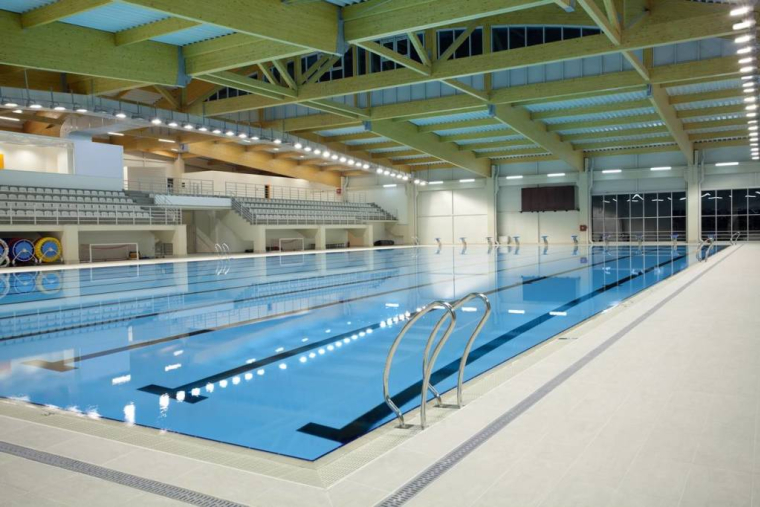 Trop d’urine dans les piscines publiques, selon uneétude
