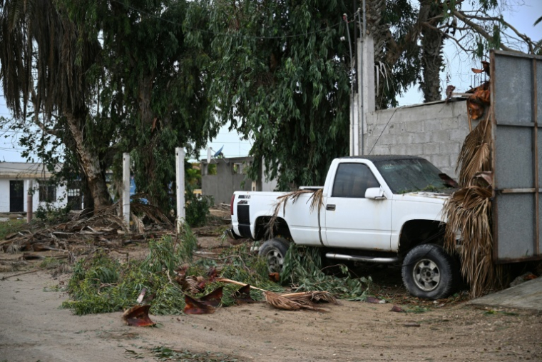 Une camionnette endommagée par le passage de l'ouragan Polo, à Puerto San Carlos au Mexique, le 29 septembre 2026 ( AFP / Carl de Souza )