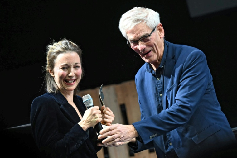 La journaliste Maurine Mercier reçoit le 1er Prix radio, à Bayeux (Calvados), le 11 octobre 2025  ( AFP / Lou BENOIST )