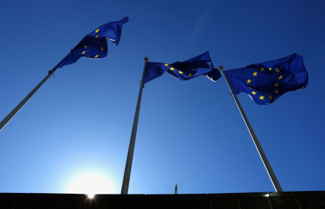 Les drapeaux de l'Union européenne flottent devant le siège de la Commission européenne à Bruxelles