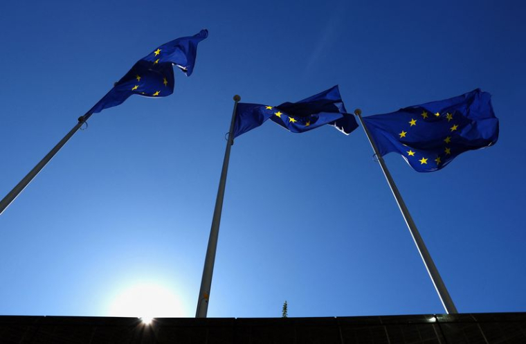 Les drapeaux de l'Union européenne flottent devant le siège de la Commission européenne à Bruxelles