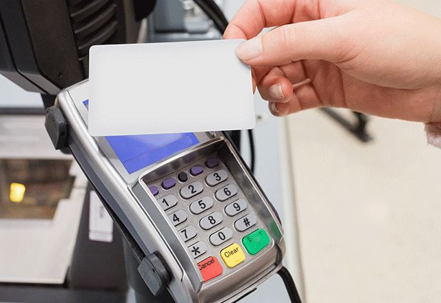 Les consommateurs pourraient bientôt pouvoir régler des montants d’achat plus importants avec leur carte bancaire sans contact (Crédits photo : Adobe Stock - )