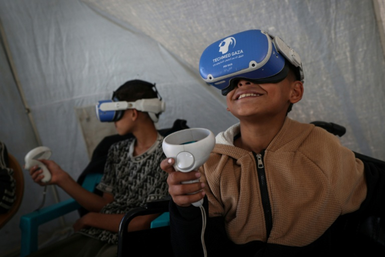 Des enfants participent à un atelier de réalité virtuelle à Al-Zawayda, à Gaza, le 30 novembre 2025 ( AFP / Eyad Baba )